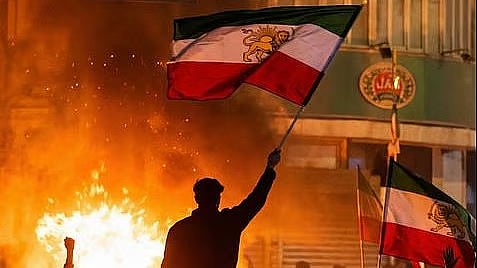 Iran vs US-Israel War : इराणमध्ये सैन्य उतरवल्यास ‘आगीत होरपळून’ निघाल; इराणचा अमेरिकेला इशारा