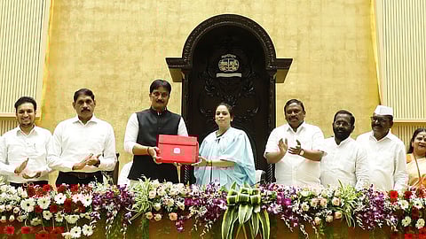 ४०० कोटींचे रोखे काढणार; नवी मुंबई मनपाचा २०२६-२७ चा ६७०४ कोटींचा अर्थसंकल्प सादर