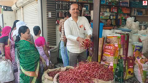 कर्जतमध्ये मिरचीचे दर दुप्पट; गृहिणींना महागाईचा ठसका; परदेशात मसाल्यांची निर्यात