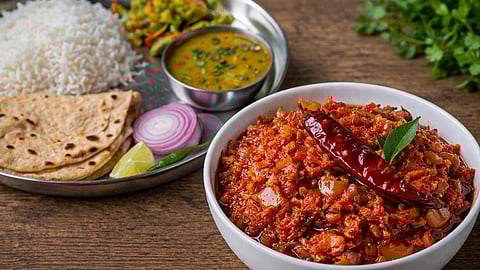 रोजच्या भाज्यांचा कंटाळा आलाय? जेवणासोबत द्या ही कांद्याची चटणी; सगळेच आवडीने जेवतील