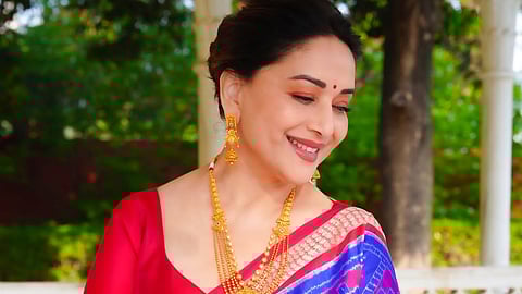 माधुरी दीक्षितचा रॉयल साडी लूक व्हायरल; ओडिशा सिल्कमध्ये पारंपरिक सौंदर्याची झलक, पाहा Photos