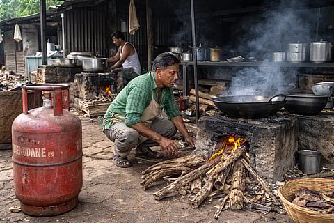उरणमध्ये हॉटेल व्यावसायिकांना लाकडी चुलीचा आधार; व्यावसायिक सिलिंडरवर निर्बंध, आंतरराष्ट्रीय तणावाचा फटका थेट सर्वसामान्यांच्या पोटाला