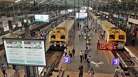 Mumbai : रेल्वे म्हणते, गाड्या 'वेळेत' धावतात; प्रवासी म्हणतात, १५ मिनिटे उशिरा 