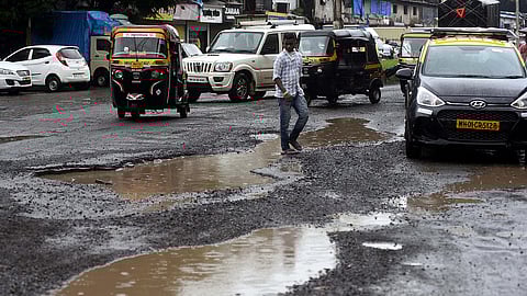 खड्डे भरण्यासाठी यंदा पुन्हा १०० कोटींच्या निविदा; रस्त्यांच्या काँक्रीटीकरणावर भर देणार