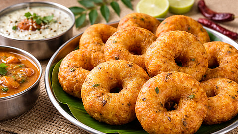 हॉटेलसारखे कुरकुरीत मेदूवडे आता घरीच! काही खास टिप्स आणि सोपी रेसिपी