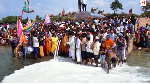 Video : नर्मदा नदीत ११ हजार लिटर दूध अर्पण; श्रद्धा की अंधश्रद्धा? सोशल मीडियावर चर्चा