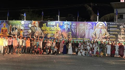कर्जतमध्ये डॉ. बाबासाहेब आंबेडकर यांच्या ७० फूट बॅनरची चर्चा