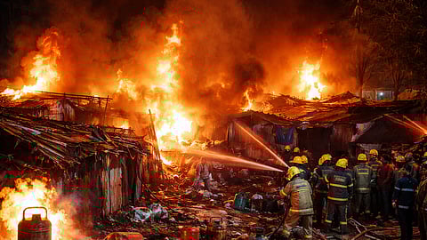 इंद्रलोक झोपडपट्टीत भीषण आग; ३ जणांचा मृत्यू, ३० हून अधिक झोपड्या जळून खाक