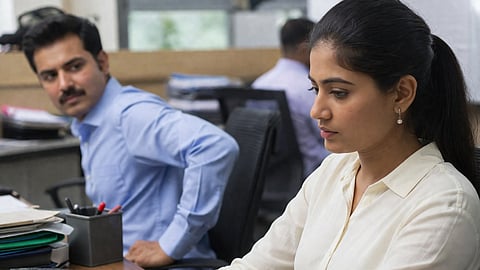 महिला सहकाऱ्याकडे एकटक पाहणे गुन्हेगारी स्वरूपाचे नाही; उच्च न्यायालयाचा निर्वाळा