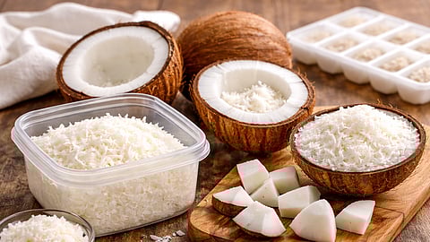 Kitchen Tips: नारळ जास्त दिवस ताजा ठेवायचा आहे? वापरा 'या' सोप्या स्टोरेज टिप्स