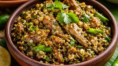 भाकरीसोबत भारी! झणझणीत बोंबील-मिरचीचा ठेचा, वाचा रेसिपी 