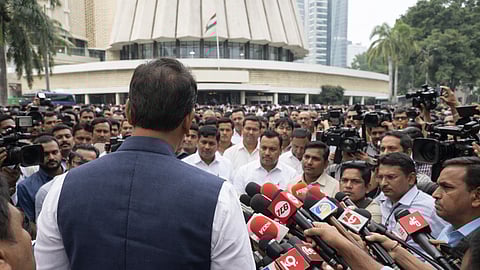 सोडलेल्या नेत्याला लाखोली का वाहतात?