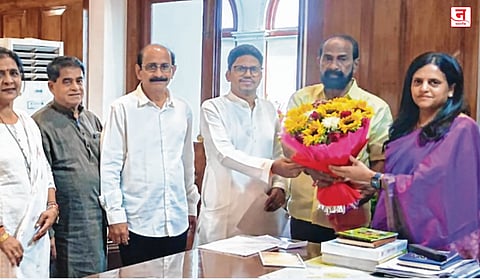 मुंबई महापालिकेत ५८ हजार पदे रिक्त; अत्यावश्यक खात्यातील कर्मचाऱ्यांना निवडणूक कर्तव्यातून वगळा; कामगार सेनेचे BMC आयुक्तांना निवेदन 