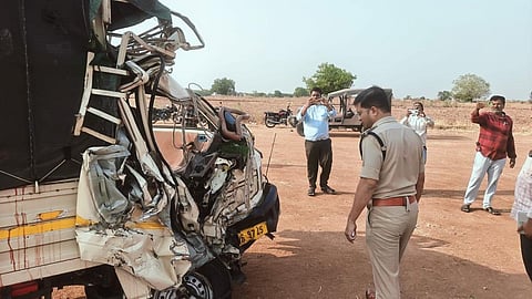 आंध्र प्रदेशात अपघात; मंत्रालयाकडे जाणाऱ्या ८ भाविकांचा मृत्यू 