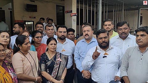 Mira-Bhayandar : भाजपा पाठोपाठ शिंदे गट देखील आक्रमक; आमदार नरेंद्र मेहतांना तडीपार करण्यासह गुन्हा दाखल करण्याची मागणी