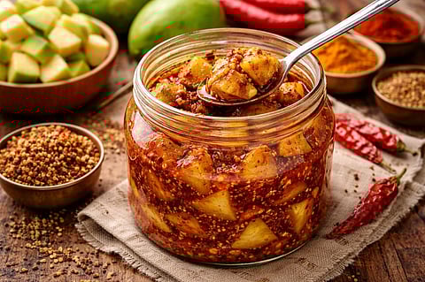 उन्हाळ्यातील चटपटीत रेसिपी; जेवणाची चव वाढवणारं कैरीचं लोणचं, एकदा खाल तर फॅन व्हाल