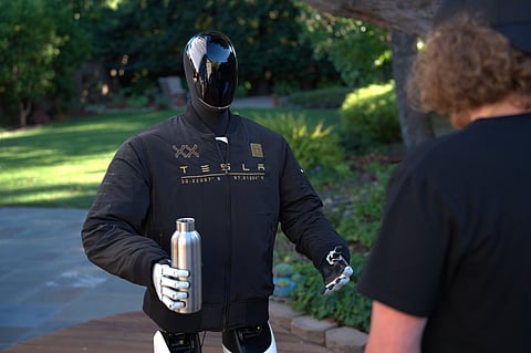भारतात टेस्लाचा ‘ऑप्टिमस’ मानवरूपी रोबोट येणार...रोबोट्समुळे मानवी जीवन अधिक सोपे होईल - इसाबेल फॅन