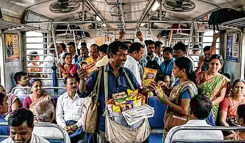 Mumbai : लोकल प्रवासात फेरीवाल्यांची अधिकृत एन्ट्री? पश्चिम रेल्वेकडूनही हालचाली सुरू; मात्र प्रवाशांकडून तीव्र विरोध