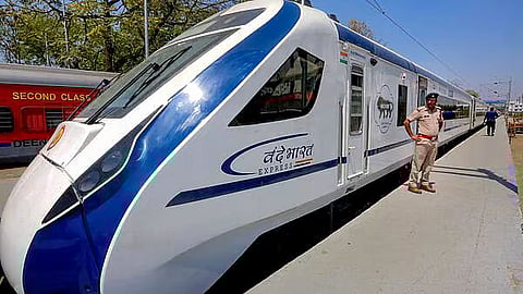 Mumbai : प्रवाशांसाठी खुशखबर! मुंबई-अहमदाबाद वंदे भारत आता १६ ऐवजी २० डब्यांची