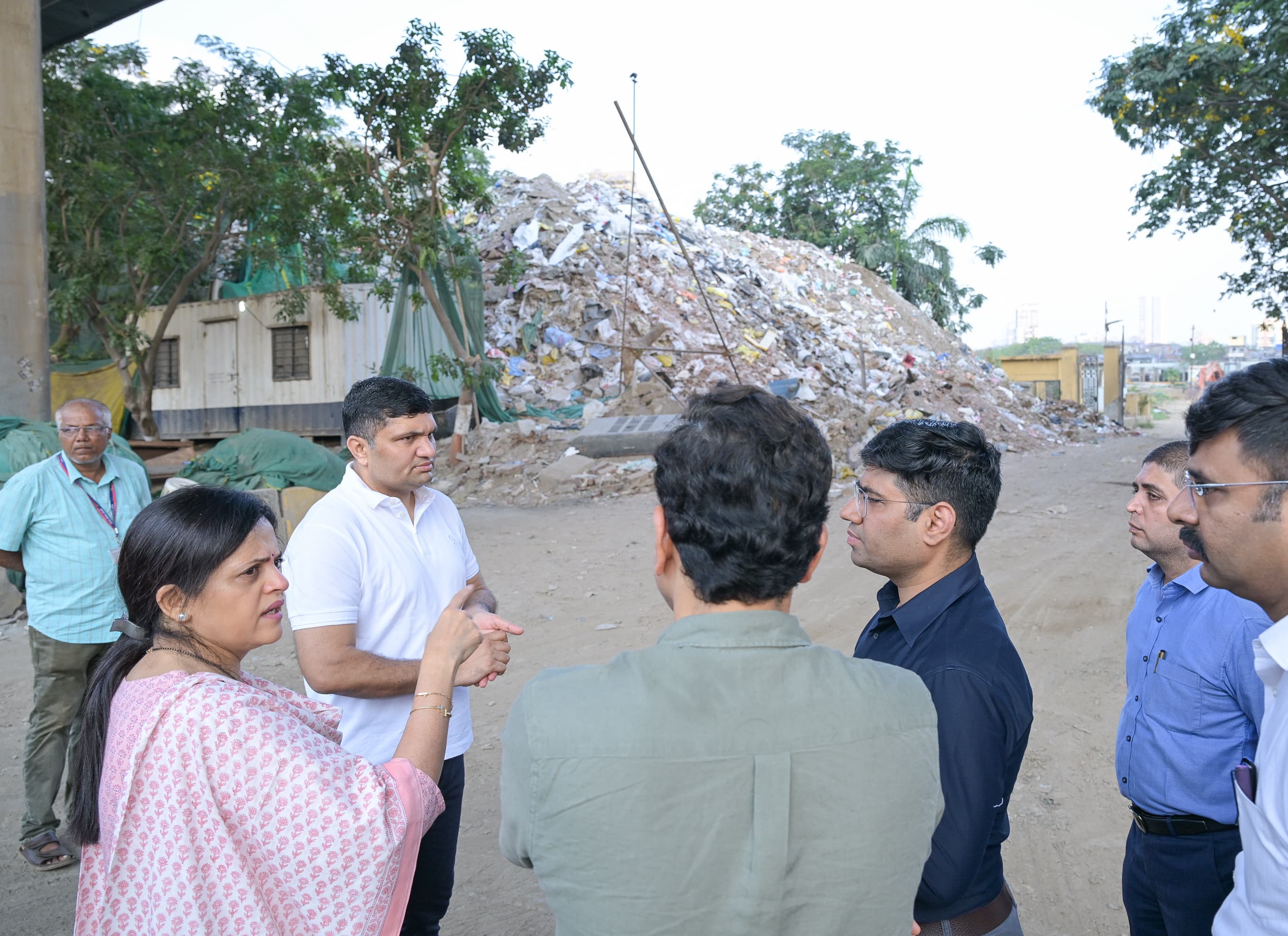 Mumbai : कचरा टाकणाऱ्या ठिकाणी CCTVची नजर; बेकायदा फेरीवाल्यांवर कारवाई करा, पालिका आयुक्त अश्विनी भिडे यांचे सक्त निर्देश