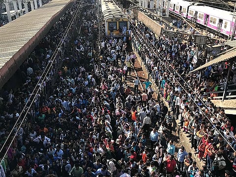 विरार स्थानकावर प्रवाशांच्या संतापाचा उद्रेक! रेल्वे रुळांवर उतरून आंदोलन, नक्की काय घडलं? VIDEO