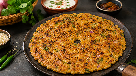 Breakfast Recipe : भाजणी नाही तरी चिंता नको! १० मिनिटांत तयार करा खमंग कांद्याचं इन्स्टंट थालीपीठ
