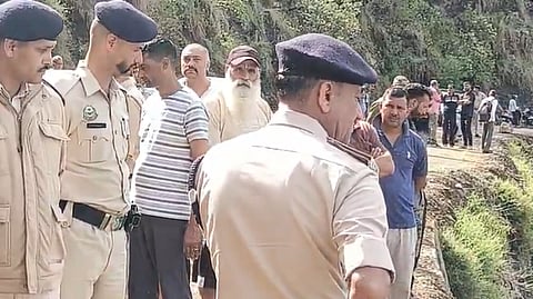 हिमाचलमध्ये १५० मीटर खोल दरीत कोसळली इनोव्हा क्रिस्टा; गुजरातमधील पाच पर्यटकांसह चालकाचा मृत्यू, ४ जण गंभीर जखमी