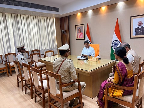 West Bengal : सीमेवर कुंपण आणि जनगणनेला मंजुरी; मुख्यमंत्री सुवेंदु अधिकारी यांच्या पहिल्या मंत्रिमंडळ बैठकीत महत्त्वपूर्ण निर्णय 