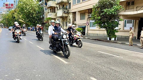 Mumbai : इंधन बचतीसाठी मुख्यमंत्र्यांनी केला मोटारसायकल प्रवास; मंत्र्यांनी पायी चालत गाठले मंत्रालय