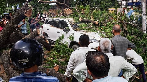 UP Storm Tragedy : ...आणि तो हवेत उडाला! वादळाचे थैमान; १०४ जणांचा मृत्यू 