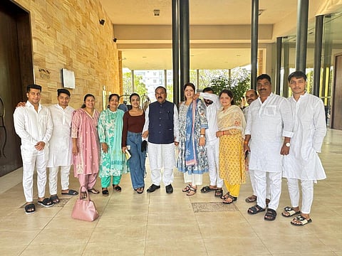 देवीचे दर्शन घेण्यासाठी सहकुटुंब गेलो - रुपाली चाकणकर