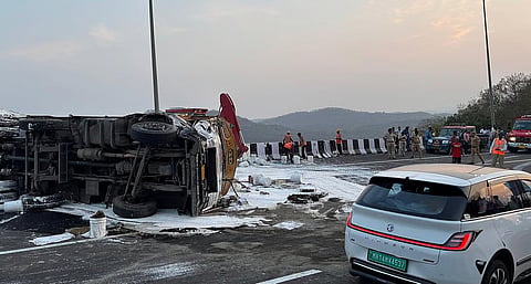 Mumbai-Pune Expressway Accident : बोरघाटात तीन ट्रक उलटले; २ ठार, २ जखमी 