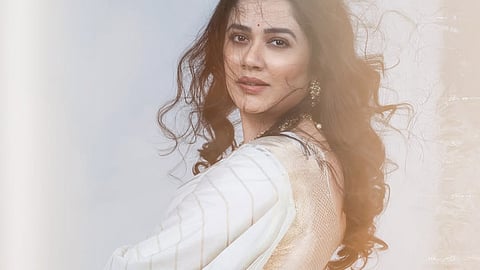 व्हाईट साडीत खुलला गिरीजा ओकचा ग्रेसफुल अंदाज; चाहत्यांकडून कौतुकाचा वर्षाव, पाहा Photos