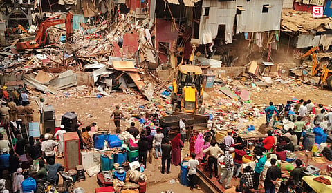 Mumbai : वांद्रे येथील गरीब नगरमध्ये अनधिकृत बांधकामांवर बुलडोझर; पोलिसांचा कडेकोट बंदोबस्त, VIDEO