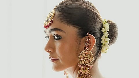 Mrunal Thakur : पारंपरिक लूकला ग्लॅमरस ट्विस्ट; अभिनेत्री मृणाल ठाकूरचा क्लासी अंदाज सोशल मीडियावर चर्चेत