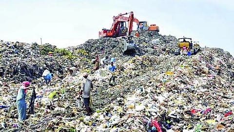 Mumbai : मुलुंड डम्पिंग ग्राऊंडला युद्धाचा फटका; डिझेलच्या कमतरतेमुळे काम करणे अशक्य, कचरा वाहून नेण्यासाठी होतेय अडचण 