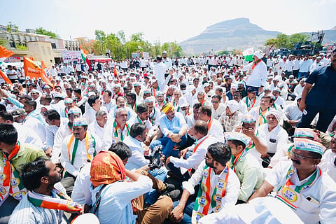 कांदा दराचा प्रश्न पेटला; मुंबई-आग्रा महामार्गावर जोरदार निदर्शने; आज दिल्लीत बैठक