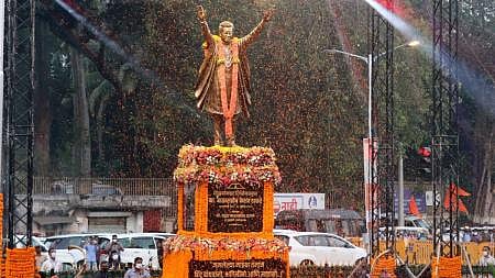 ऐतिहासिक वास्तूंमध्ये बाळासाहेबांचा पुतळा अन् हुतात्मा स्मारकाचा समावेश करा! स्थायी समितीत यशोधर फणसे यांची सूचना 