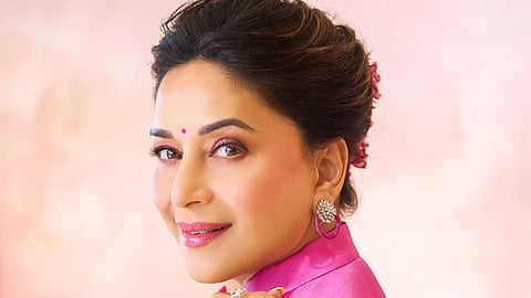 आजही तितकीच सुंदर! गुलाबी-पिवळ्या साडीत माधुरी दीक्षितचा एलिगंट अंदाज