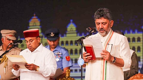 संविधान हातात घेऊन डी. के. शिवकुमार यांनी घेतली कर्नाटकच्या मुख्यमंत्रिपदाची शपथ; डॉ. जी. परमेश्वर नवे उपमुख्यमंत्री, १३ मंत्र्यांचा मंत्रिमंडळात समावेश 