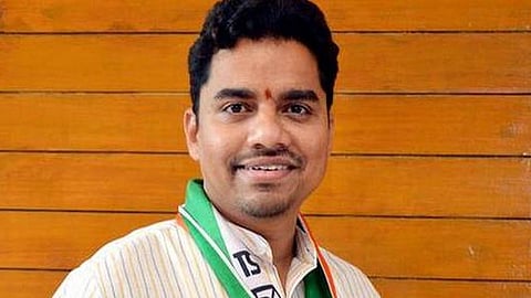अनिकेत तटकरेंचा विधान परिषदेचा मार्ग मोकळा; एकनाथ शिंदेंच्या मध्यस्थीनंतर आमदार कन्येचा अर्ज मागे