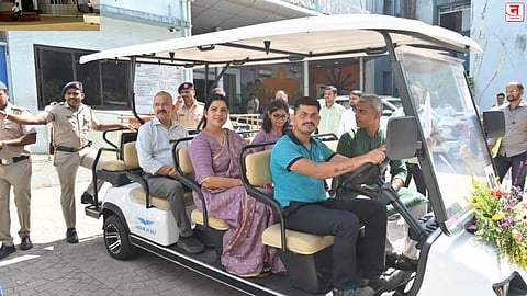 राणी बागेत पर्यटकांसाठी ९ आसनी 'ई बग्गी'; मुलांसाठी १५ आसनी डबल डेकर बस; महापौर रितू तावडे यांच्या हस्ते लोकार्पण