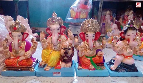 ५० इकोफ्रेंडली गणेशमूर्ती अमेरिकेकडे रवाना; साडेसहा फूट उंच भव्य मूर्ती न्हावाशेवा बंदरातून परदेशी वारीला