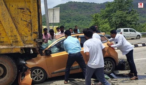 कशेडी घाटामध्ये डंपरच्या पाठीमागे कार घुसली; आई गंभीर जखमी