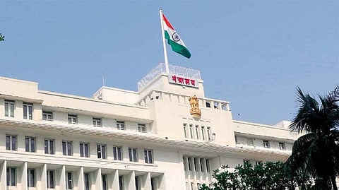 सारे काही अधिकारांसाठी, अधिकाऱ्यांसाठी..!