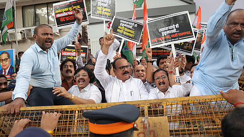 नटराजन यांचा उमेदवारी अर्ज बाद झाल्याने विरोधक आक्रमक; मुंबईत काँग्रेसचे आंदोलन तर संजय राऊत यांची टीका  