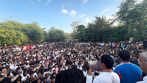 Pune : पेपर फुटल्यास दहा हजारांची नुकसानभरपाई द्यावी; कॉकरोच जनता पार्टीची मागणी