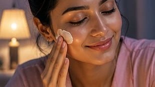 रात्री झोपण्यापूर्वी 'या' ३ चुका करू नका; त्वचेचं होईल नुकसान 