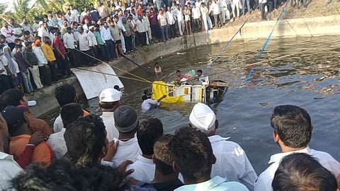 Solapur : पिकअप विहिरीत कोसळून ८ ठार; ६ जण गंभीर जखमी; मृतांचा आकडा वाढण्याची भीती, मृतांमध्ये ५ महिला आणि ३ पुरुषांचा समावेश