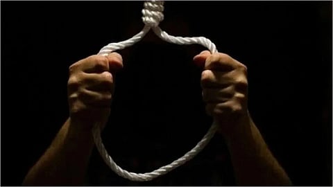 पत्नीसह दोन चिमुकल्यांना विहिरीत ढकलून घेतला गळफास